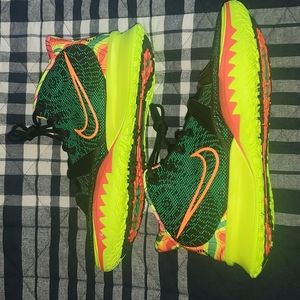 NIKE KYRIE 7. Green. Men's 10.5